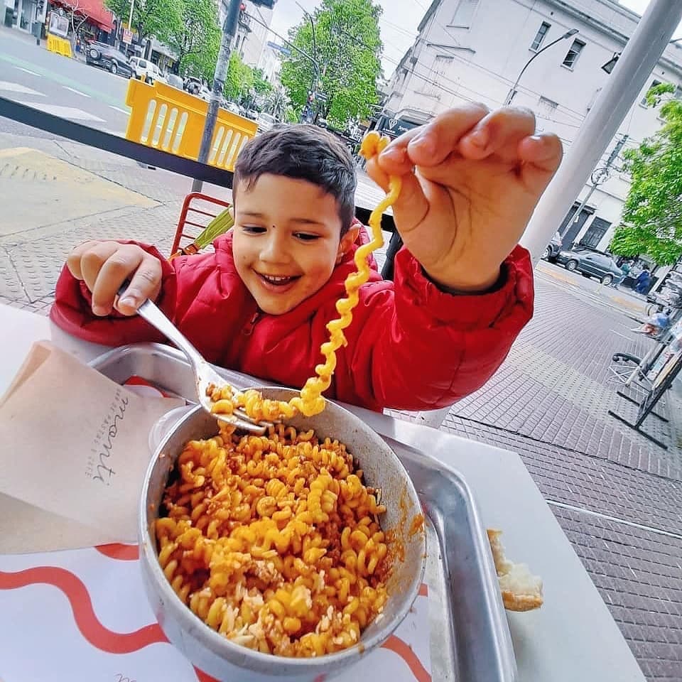 Cliente disfrutando pasta en Monti